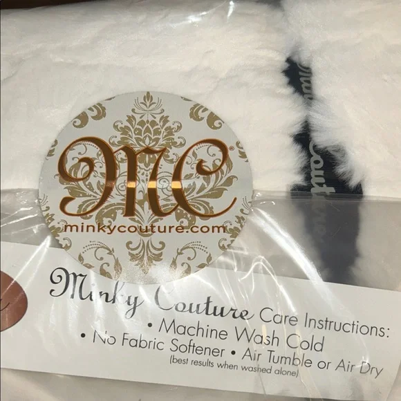 Minky Couture White Blanket. NWT. Fits single/ double bed. - Picture 11 of 11